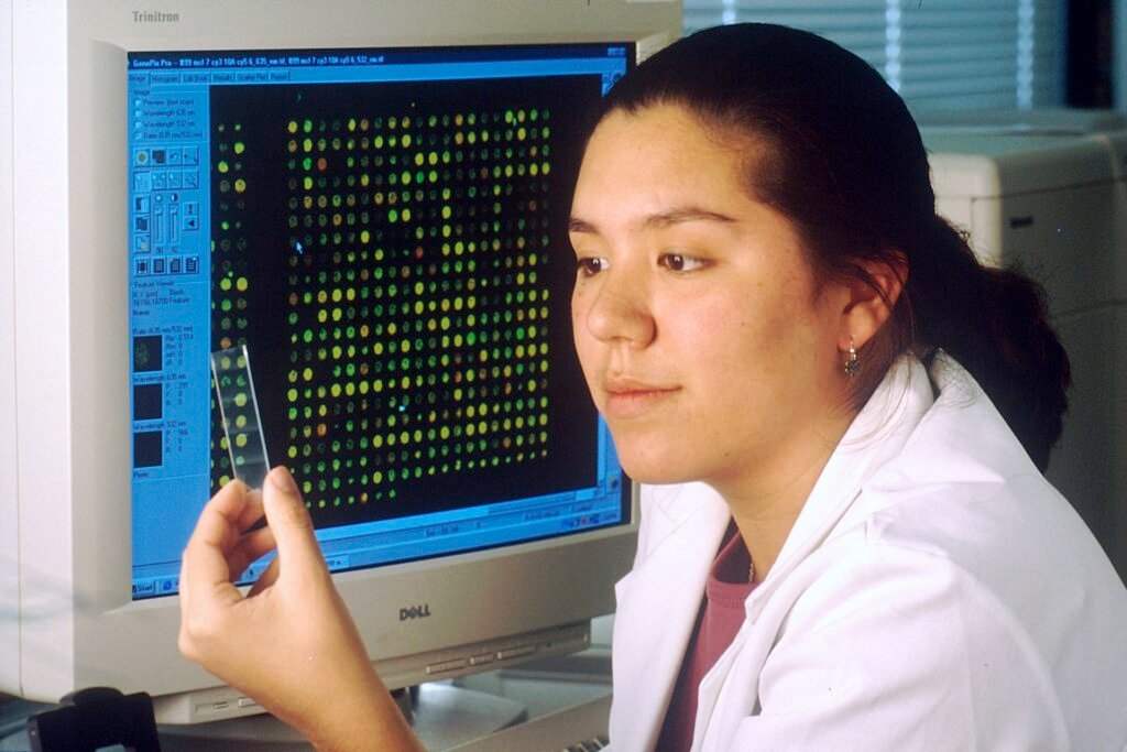 Computer with microarray.jpg