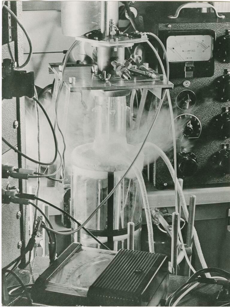 Photo Cryogenic data storage technology 1963 - Touring Club Italiano 07 0379.jpg