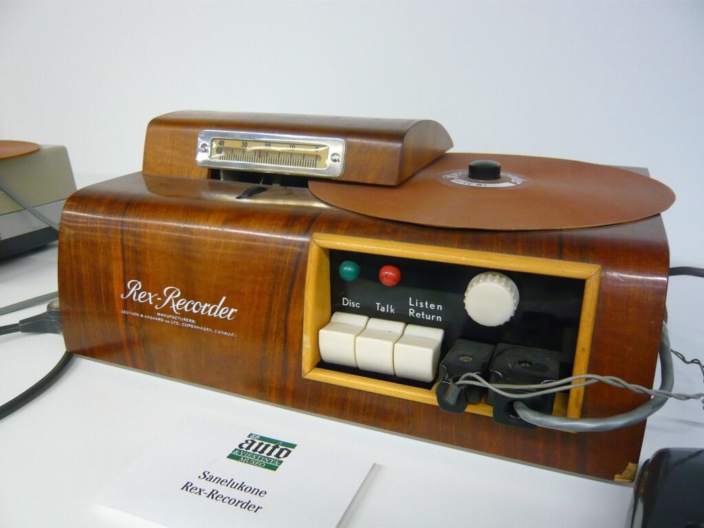 Rex-Recorder – 1950s magnetic disk dictation recorder(3604038383).jpg