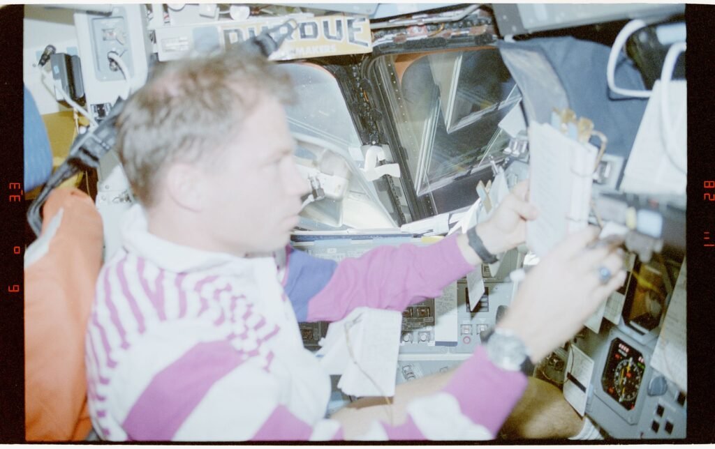STS058-09-025 - STS-058 - View of crewmember in forward flight desk. - DPLA - d684820ecb11118380e8c8912bb3425b.jpg